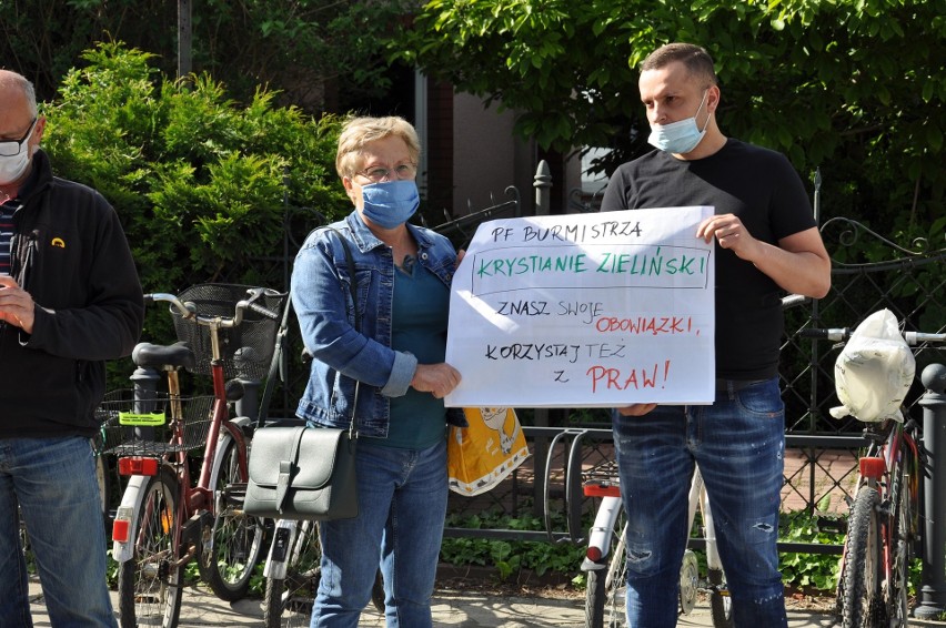 Niepołomice. Kolejna sesja Rady Miejskiej bez komisarza. Mieszkańcy zaprotestowali