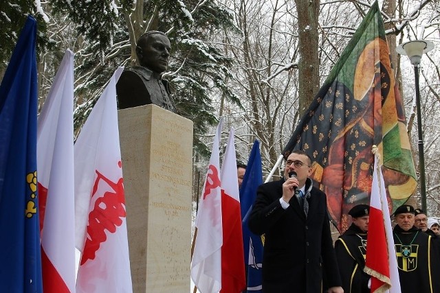 Pomnik kardynała Stefana Wyszyńskiego stanął obok kościoła w Parku Zdrojowym