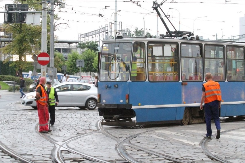 Przy Dworcu Głównym wykoleił się tramwaj  [ZDJĘCIA]