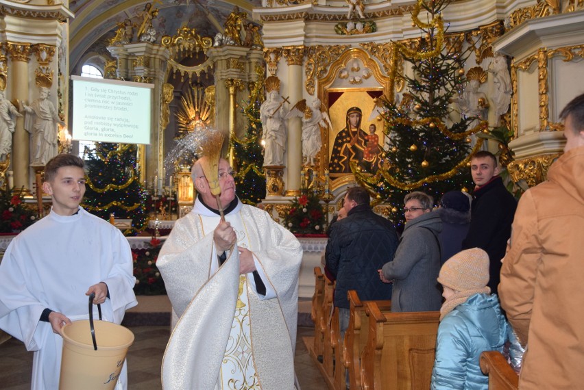 Wierni z Warty rzucali w gwardiana owsem. Ten bronił się...