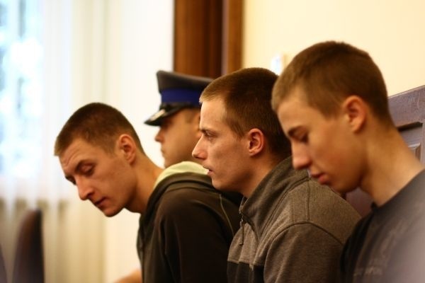Oskarżeni to trzej mieszkańcy  Supraśla : 20-letni Piotr...