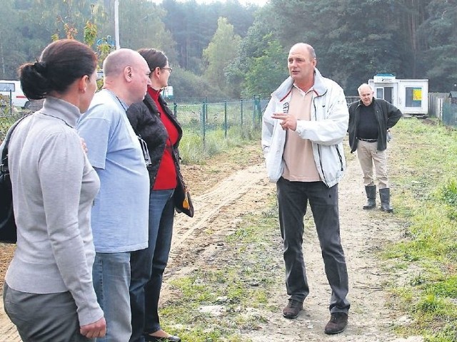 &#8211; Budowaliśmy tu nasze domy, bo szukaliśmy spokoju. Ta inwestycja wykończy nas nerwowo &#8211; mówią mieszkańcy ul. Okocimskiej. W głębi Adam Kędra &#8211; inwestor.