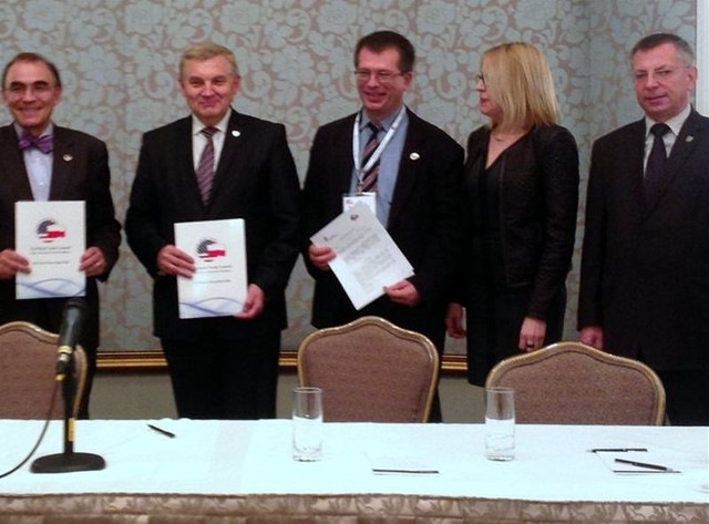 Słońce świeci nad Białymstokiem, w Dolinie Krzemowej papierowy księżyc