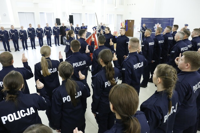 Nowi funkcjonariusze w szeregach policji. Ślubowanie złożyło 30 mundurowych