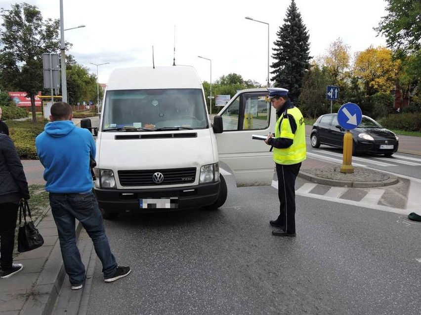 Potrącenie przed mostem. Pieszy ze złamanym kręgosłupem i nieprzytomny