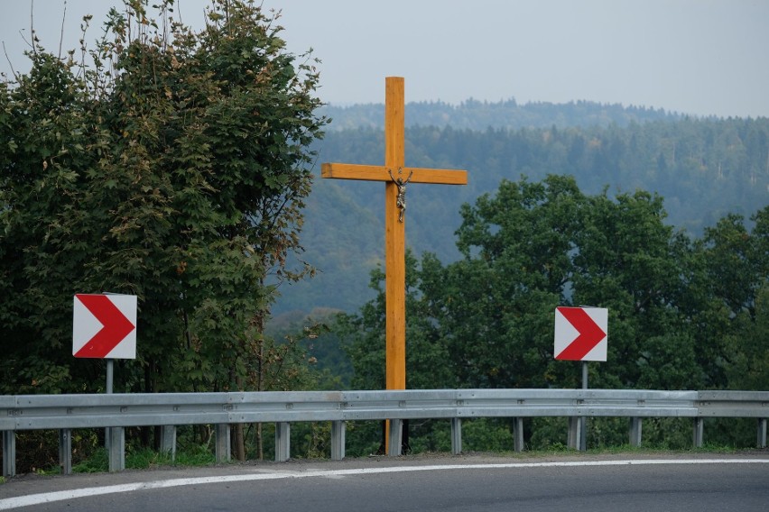 Na zakręcie śmierci w Leszczawie Dolnej ponownie postawili krzyż. Ściął go podczas wypadku ukraiński autokar [ZDJĘCIA]