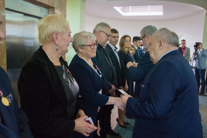 Narew. Jan Krzysztof Ardanowski wizytował Pronar. Minister rolnictwa odznaczył pracowników podlaskiej firmy i spotkał się z jej szefem 