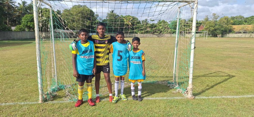 Turniej Grudniowy trójek piłkarskich wywodzący się z Kielc odbył się w Sri Lance. Wśród nagród były koszulki Korony Kielce. Zobacz zdjęcia