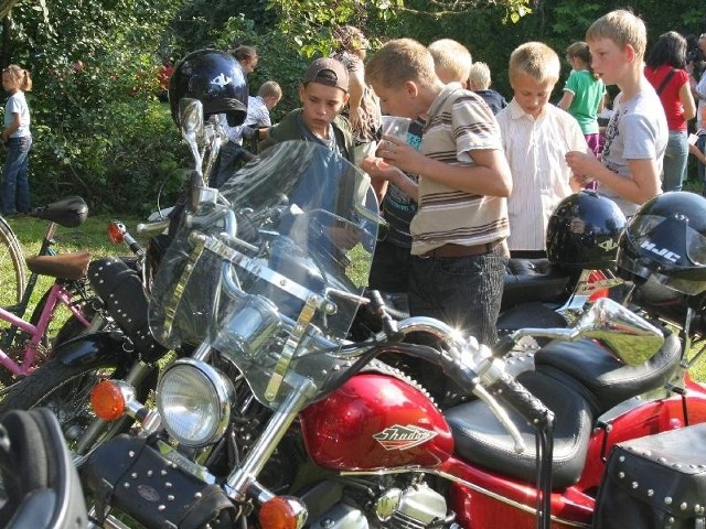 Motocykle robią wrażenie wszędzie - tu: w Kiełpiu podczas Biesiady Królewskiej