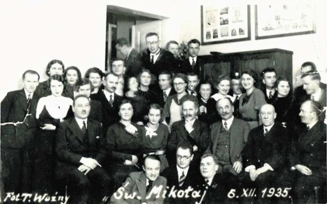 Wrogiem publicznym stał się podczas zjazdu prof. Władysław Konopczyński (siedzi czwarty od prawej)