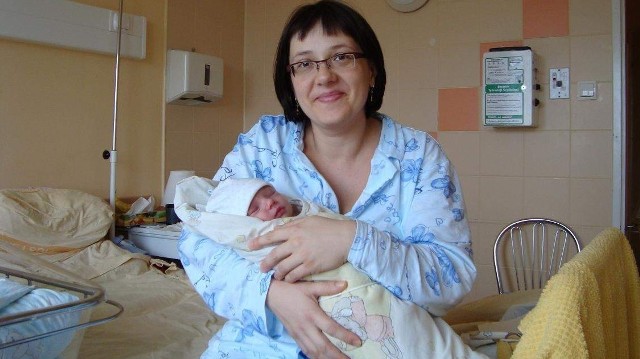 Szczęśliwa mama Agnieszka Szynder z Nowej Soli ze swoją kilkugodzinną córeczką Agatą.