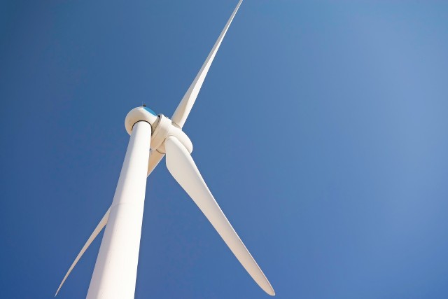 Przydomowa elektrownia wiatrowa pozwala produkować energię elektryczną na własne potrzeby.