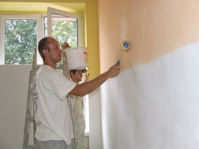 Tomasz Maćkowski i Zbigniew Lohrke z Chełmna malują ściany w stołówce