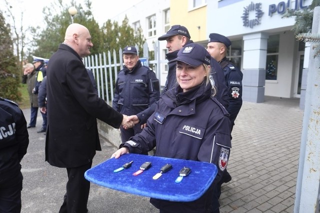 Toruńscy policjanci otrzymali cztery nowe radiowozy. Kluczyki do aut Komendantowi Miejskiemu Policji w Toruniu insp. Maciejowi Lewandowskiemu przekazał prezydent Torunia Michał Zaleski. 