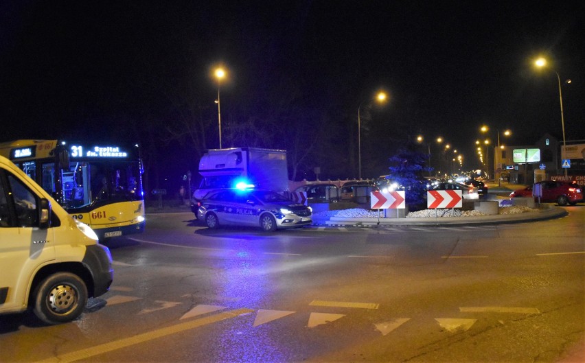 Tarnów. Zderzenie dostawczaka z samochodem osobowym na rondzie tymczasowym na Słonecznej