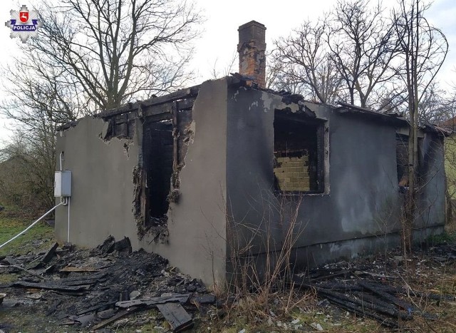 Policjanci ustalają okoliczności tragicznego w skutkach pożaru, do którego doszło wczoraj w miejscowości Klimki (pow. łukowski)