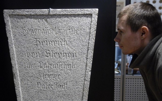 Przedwojenna tablica poświęcona Heinrichowi von Stephanowi w słupskim muzeum. 