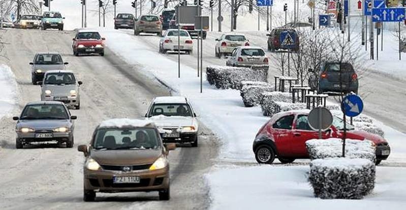 Zaśnieżone drogi w Zielonej Górze. Na al. Konstytucji 3 Maja...