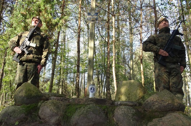 Żołnierze radomskiego batalionu pełnili wartę honorową przed grobami bohaterów.