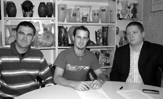 Mirosław Karkosik (pierwszy z lewej) wraz z prezesem Unibaksu Wojciechem Stępniewskim po podpisaniu kontraktu z Ryanem Sullivanem przed sezonem 2007