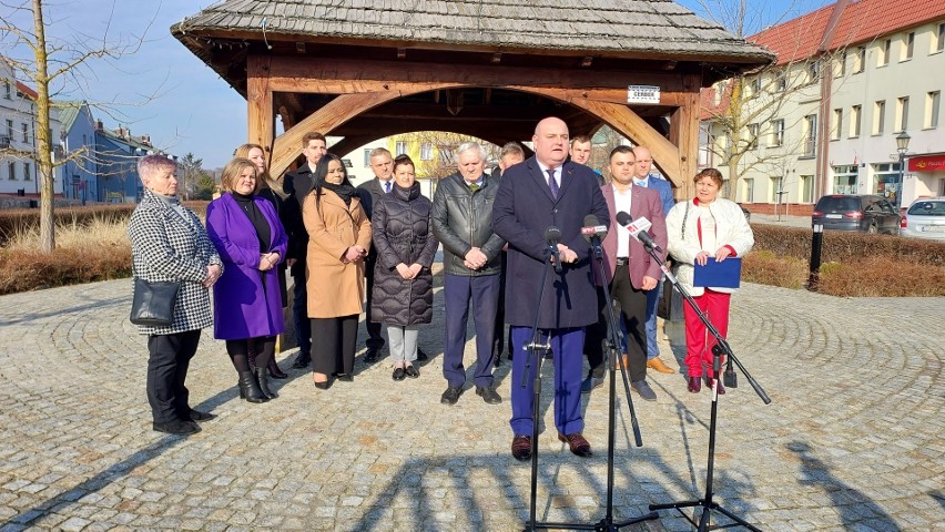 Wybory 2024. Artur Lis rozpoczął kampanię w Opatowie i przedstawił kandydatów do Rady Miejskiej. Zobacz zdjęcia i wideo
