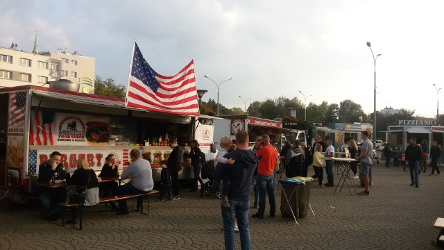 Długi majowy weekend kojarzy nam się głównie z odpoczynkiem, wyjazdami i grillowaniem. W Mysłowicach w tych dniach sporo będzie się działo. Zobaczcie sami.FOODTRUCKI NA RYNKUPoczątek długiego majowego weekendu upłynie w Mysłowicach pod znakiem popularnych foodtrucków, czyli - jak ostatnio zwie sięje po polsku - żarciowozów. Od piątku do niedzieli w mieście odbywać się będzie impreza pod nazwą Mysłowicki Rynek Smaków, którą organizują Mysłowicki Ośrodek Kultury i SK- Food Truck. Mysłowiczanie będą więc mogli zasmakować we frytkach i burgerach, ale również np. w pierogach. Samochody z jedzeniem będą oferować swoje produkty w piątek, sobotę i niedzielę od godziny 12 do 20. Gościem imprezy będzie m.in. Michał Suchanowski z Bytomia, zwycięzca szóstej edycji telewizyjnego Hell’s Kitchen Polska