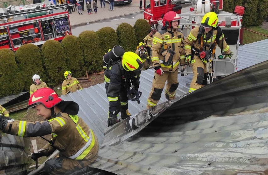 7 zastępów gasiło płonący budynek przy ul. Korczaka w Łapach