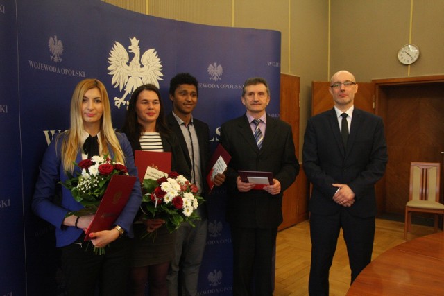 Pamiątkowe zdjęcie z wojewodą. Od lewej: Natalia Rudnicka, Katarina Kościelniak, Filipe Andre Felix i Wiktor Michalcow.