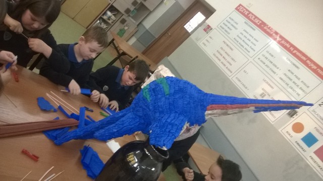 Uczniowie klasy II B z SP 10 w Gorzowie podczas zajęć wspólnie wykonują model szonizaura, prehistorycznego morskiego dinozaura.- Wytrwale pracujemy nad naszym szonizaurem. Wymaga on jeszcze prac wykończeniowych, ale trzeba przyznać, że wygląda już imponująco - napisali w mailu do redakcji.