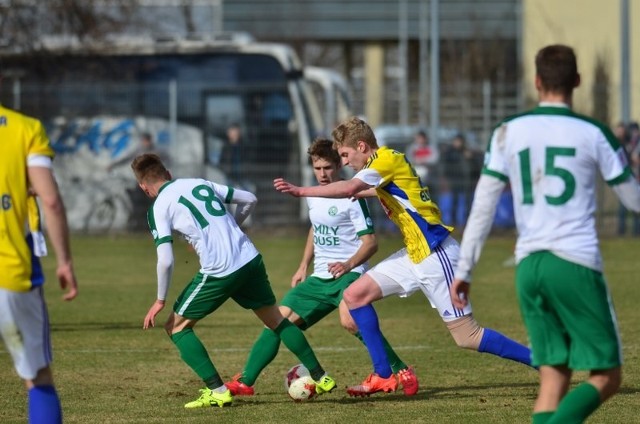 Mecz 23. kolejki II ligi drużyna Warty Poznań przegrała w sobotę na własnym stadionie z Olimpią Elbląg 1:2 (0:1).