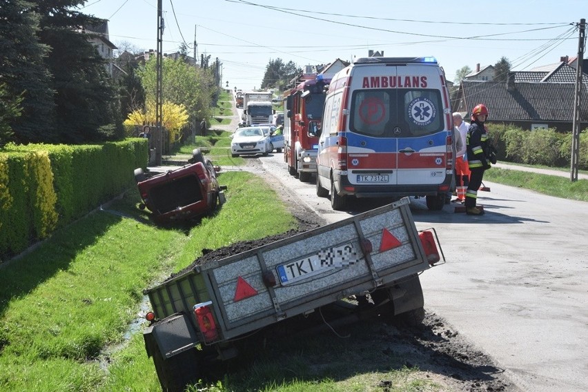 Wypadek w gminie Miedziana Góra. Opel dachował w rowie  [ZDJĘCIA, WIDEO]