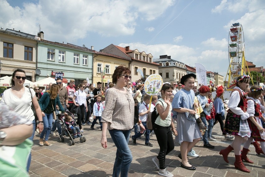 Olkusz. Przemarsz korowodu oficjalnie rozpoczął Święto Srebra 2019 [ZDJĘCIA]