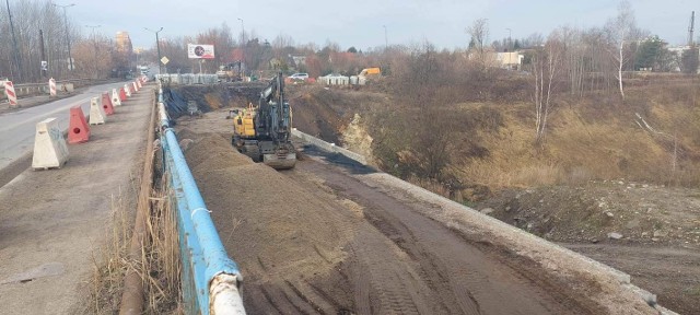 Trwają prace przygotowujące do rozbiórki wiaduktu w ciągu ulicy Lenartowicza w Sosnowcu - budowa bypassa i utwardzenie gruntu pod nową nawierzchnię. Zobacz kolejne zdjęcia. Przesuwaj zdjęcia w prawo - naciśnij strzałkę lub przycisk NASTĘPNE