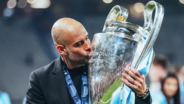 Trener Manchesteru City Josep Guardiola z trofeum Ligi Mistrzów za sezon 2022/2023