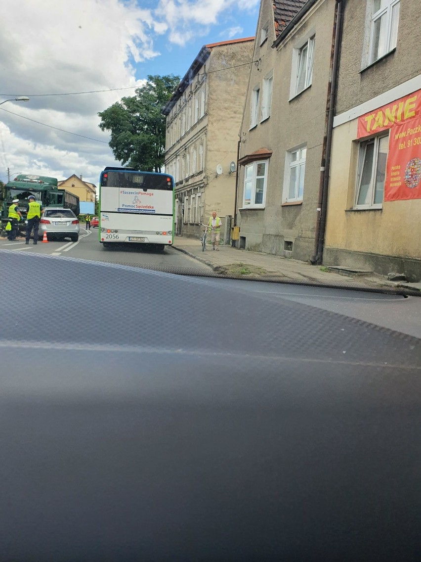 Szczecin: Samochód osobowy zderzył się z ciężarowym w Dąbiu