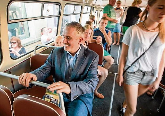 W sobotę autobusem po raz pierwszy mogli przejechać się wałbrzyszanie i chętnych nie brakowało. Jednym z pasażerów był prezydent Roman Szełemej.