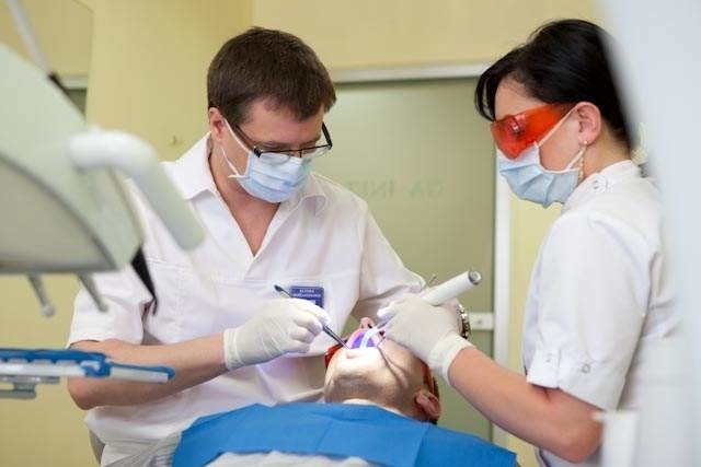 Hitem ostatnich miesięcy w gabinetach jest stomatologia przeciwstarzeniowa (anti-agingowa). Zyskuje ona na popularności zarówno wśród dwudziestoparolatków, jak i ich rodziców.