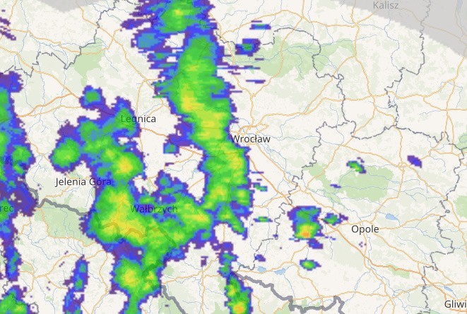 Deszczowe chmury we Wrocławiu. Będzie burza? [RADAR BURZOWY ONLINE, GDZIE JEST BURZA]