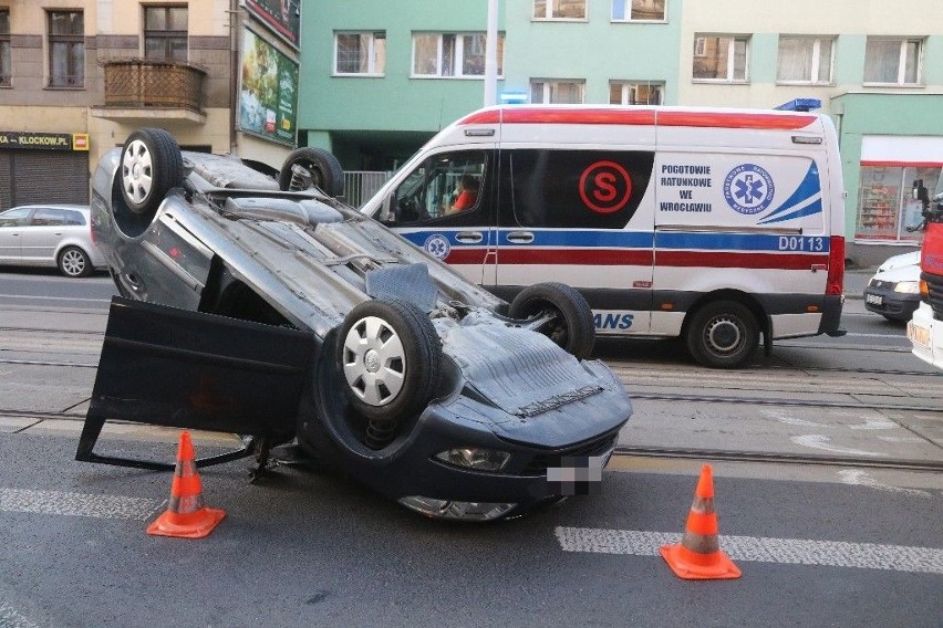 Wrocław: Wypadek na Jedności Narodowej. Samochód przeleciał na boku 100 metrów