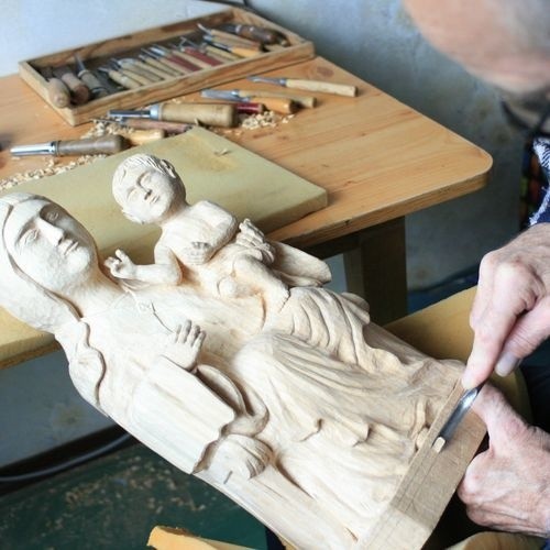 Antoni Wilma przy pracy nad figurą Matki Bożej Sianowskiej.