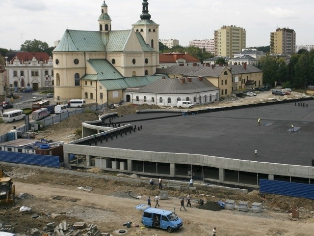 W rejonie klasztoru Bernardynów i urzędu wojewódzkiego powstanie ponad 300 miejsc.