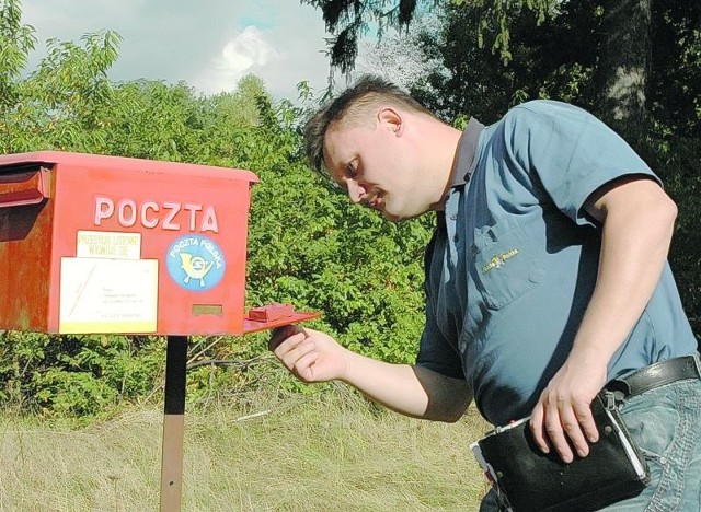 Grzegorz Kieliszak, listonosz, do tego strażak ochotnik. &#8211; Złoty człowiek &#8211; dodają mieszkańcy.