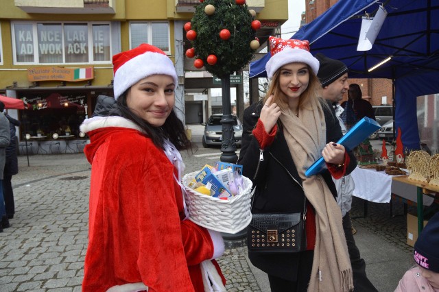 To już piąty rok Stowarzyszenie Nasza Wieś Tradycja Przyszłość, ze wsparciem gminy i Świebodzińskiego Domu Kultury, zorganizowało Jarmark Bożonarodzeniowy przy ratuszu w Świebodzinie. W niedzielę, 8 grudnia, na placu rozstawiło się bardzo dużo stoisk, było tez bardzo wielu odwiedzających. - Bardzo dużo stoisk się zgłaszało, nie wszyscy mogli się wystawić. Jest co kupić i zjeść – cieszy się Teresa Szpuniar, prezes Stowarzyszenia. Co ważne, na jarmarku prowadzono zbiórkę na operację dla Agatki z Witynia. – Każdy wystawca zadeklarował się, że dorzuci do zbiórki – podkreśla organizatorka.  WIDEO: Świąteczny jarmark we Frankfurcie nad Odrą