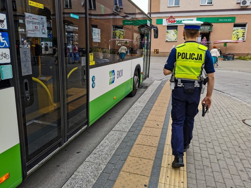 Białystok. Policjanci sprawdzają maseczki w autobusach komunikacji miejskiej (zdjęcia)