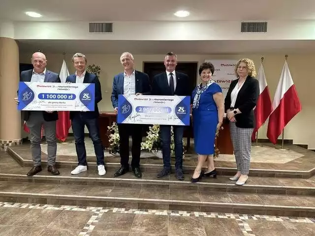 Podpisanie umowy w sprawie dofinansowania na inwestycje w gminie Warka. Na zdjęciu burmistrz Warki, Dariusz Gizka (trzeci od lewej) i wicemarszałek, Rafał Rajkowski (czwarty od lewej).