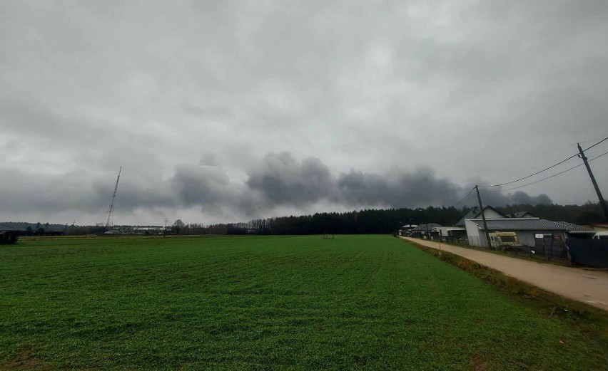 Pożar zbiorników z paliwem na ul. Ostrowskiej w Ostrołęce. Dym jest widoczny niemal nad całym miastem 20.12.2023