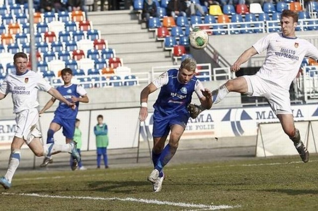 Piłkarze Stali (niebieskie stroje) mają w tym sezonie walczyć o wyższe cele.
