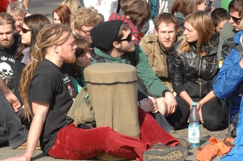 Marsz neonazistów i ich przeciwników we Frankfurcie