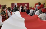 Szkoła w Topoli świętowała rocznicę uchwalenia Konstytucji Trzeciego Maja. Z 20-metrową biało-czerwoną flagą. Zobaczcie zdjęcia