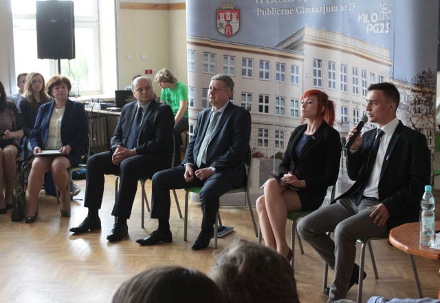 Szóstkę kandydatów na prezydenta Polski reprezentowali: od lewej: Małgorzata Woźniak(PO), Andrzej Kosztowniak (PiS), Leszek Rejmer (SLD), Krzysztof Ferensztajn (PSL), Ewa Zajączkowska (KORWiN) i Adrian Górski (RN).